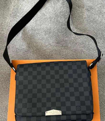 Louis Vuitton Damier Messenger Bag "Pre-Loved"